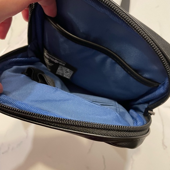 Samsonite NWT cross body bag with warranty - Picture 3 of 4